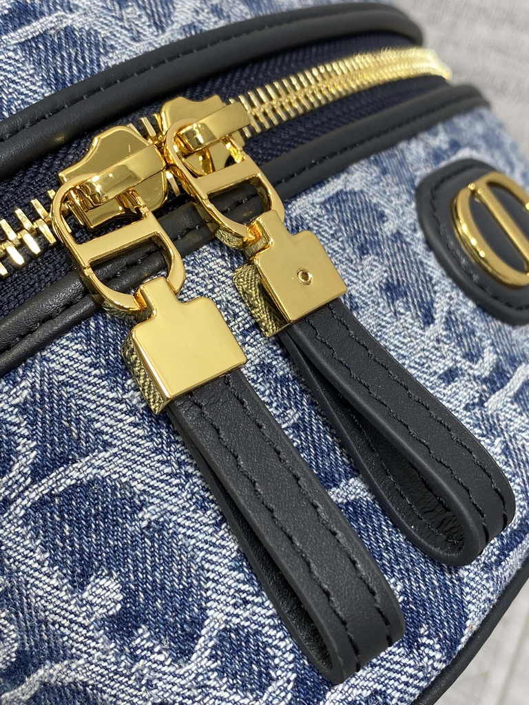 Dior 30 Montaigne Mini Vanity Case S2332 Blue Denim Dior Oblique Jacquard