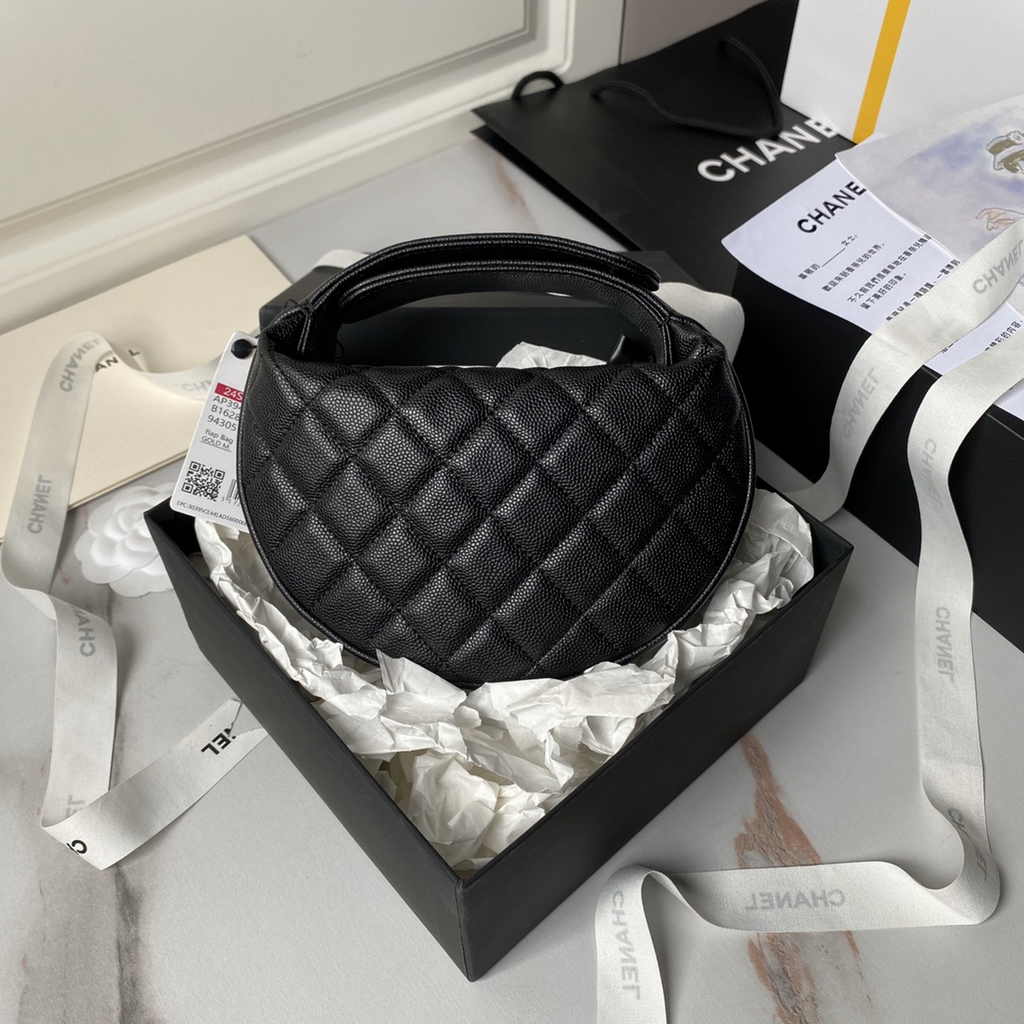 Chanel pouch grained shiny calfskin & gold-tone metal, AP3943 black
