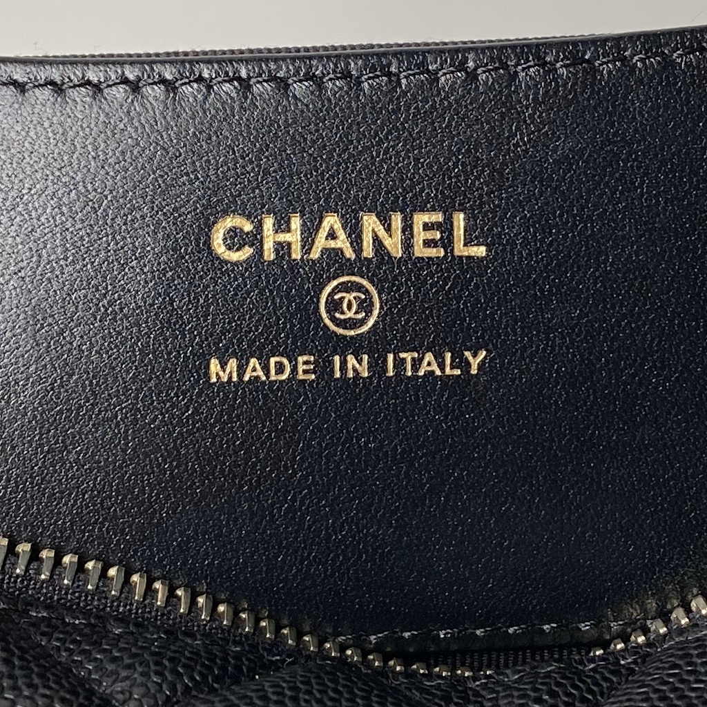 Chanel pouch grained shiny calfskin & gold-tone metal, AP3943 black