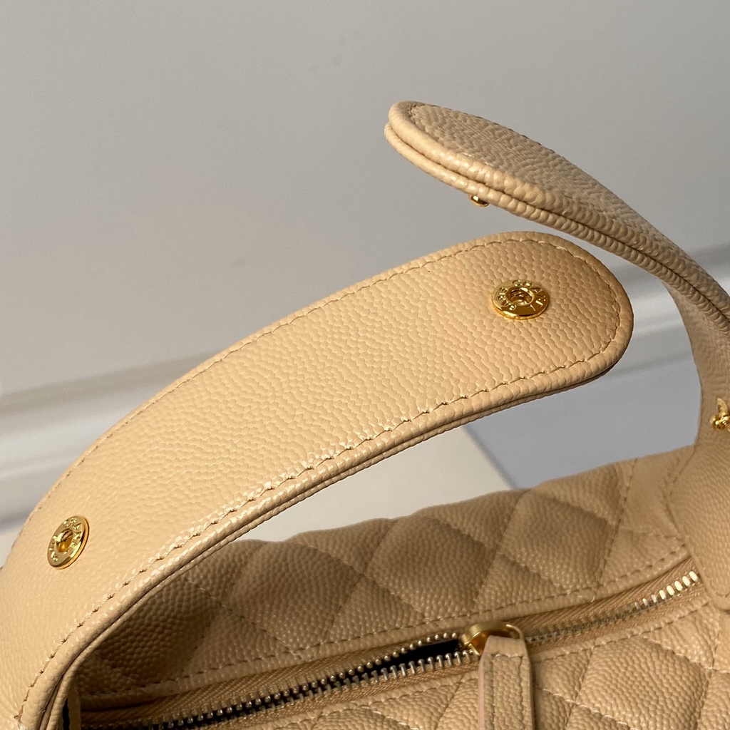 Chanel pouch grained shiny calfskin & gold-tone metal, AP3943 apricot