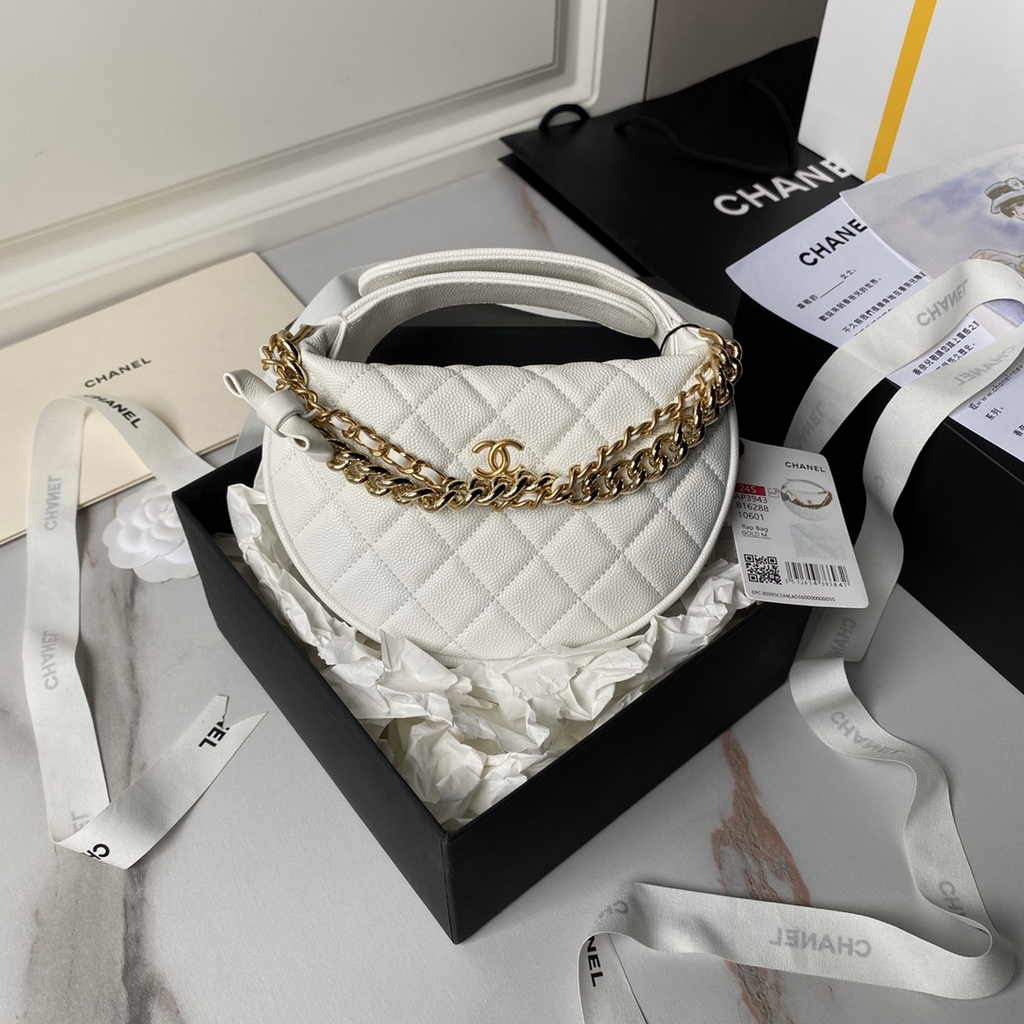 Chanel pouch grained shiny calfskin & gold-tone metal, AP3943 white
