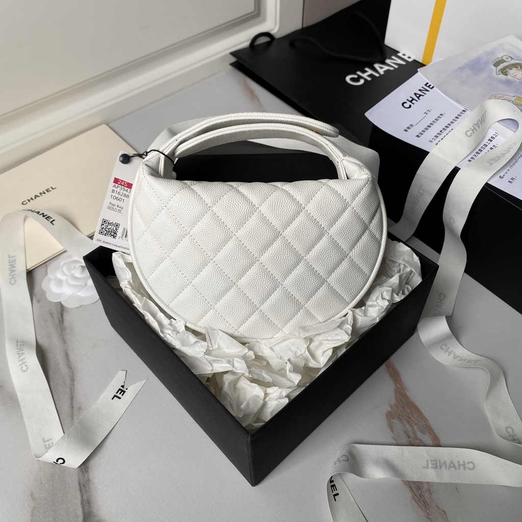 Chanel pouch grained shiny calfskin & gold-tone metal, AP3943 white