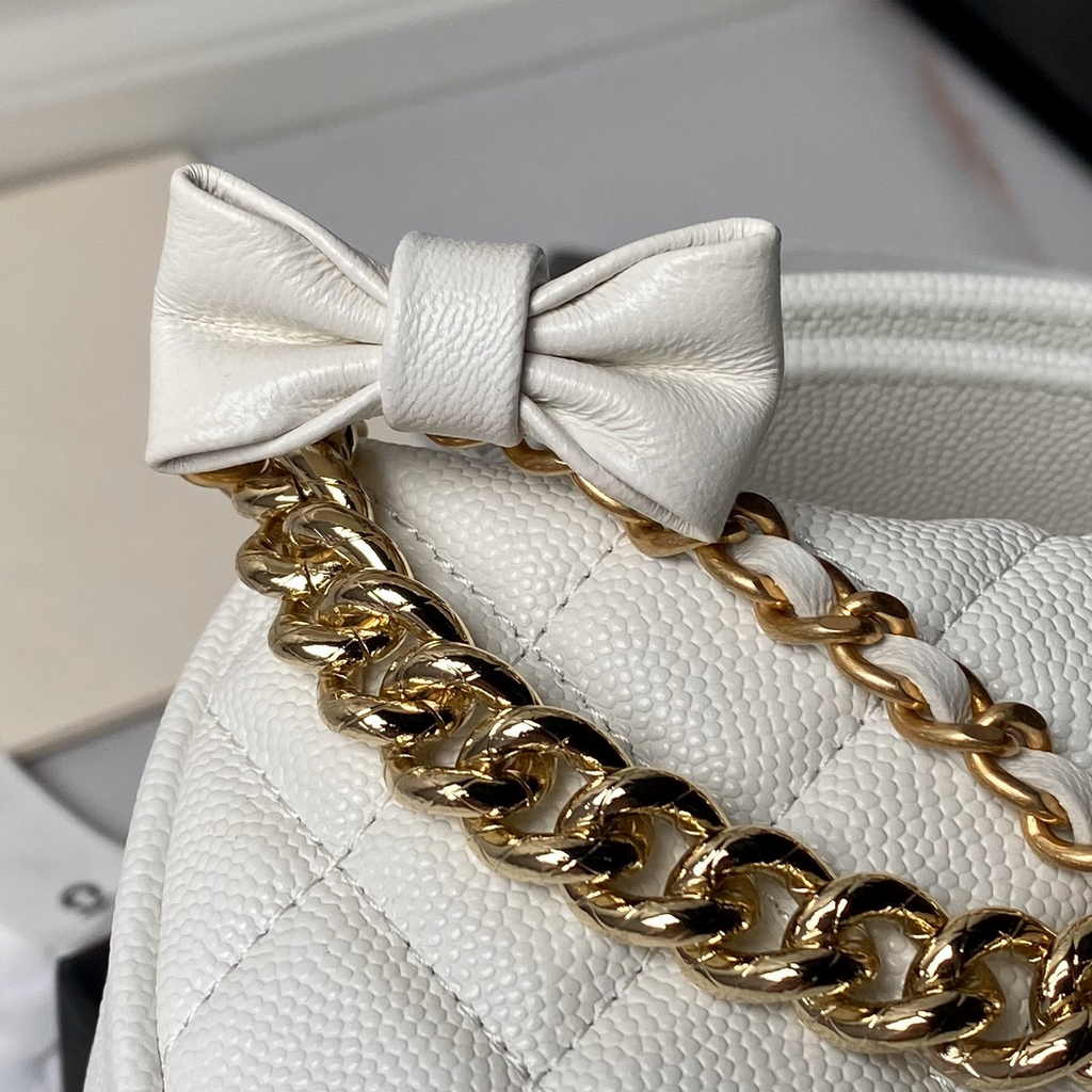 Chanel pouch grained shiny calfskin & gold-tone metal, AP3943 white