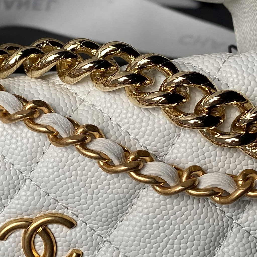 Chanel pouch grained shiny calfskin & gold-tone metal, AP3943 white