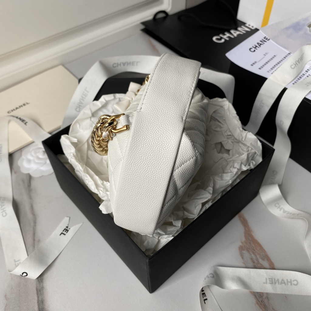 Chanel pouch grained shiny calfskin & gold-tone metal, AP3943 white