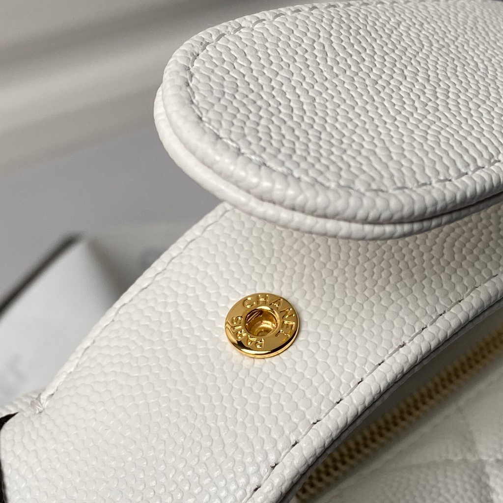 Chanel pouch grained shiny calfskin & gold-tone metal, AP3943 white