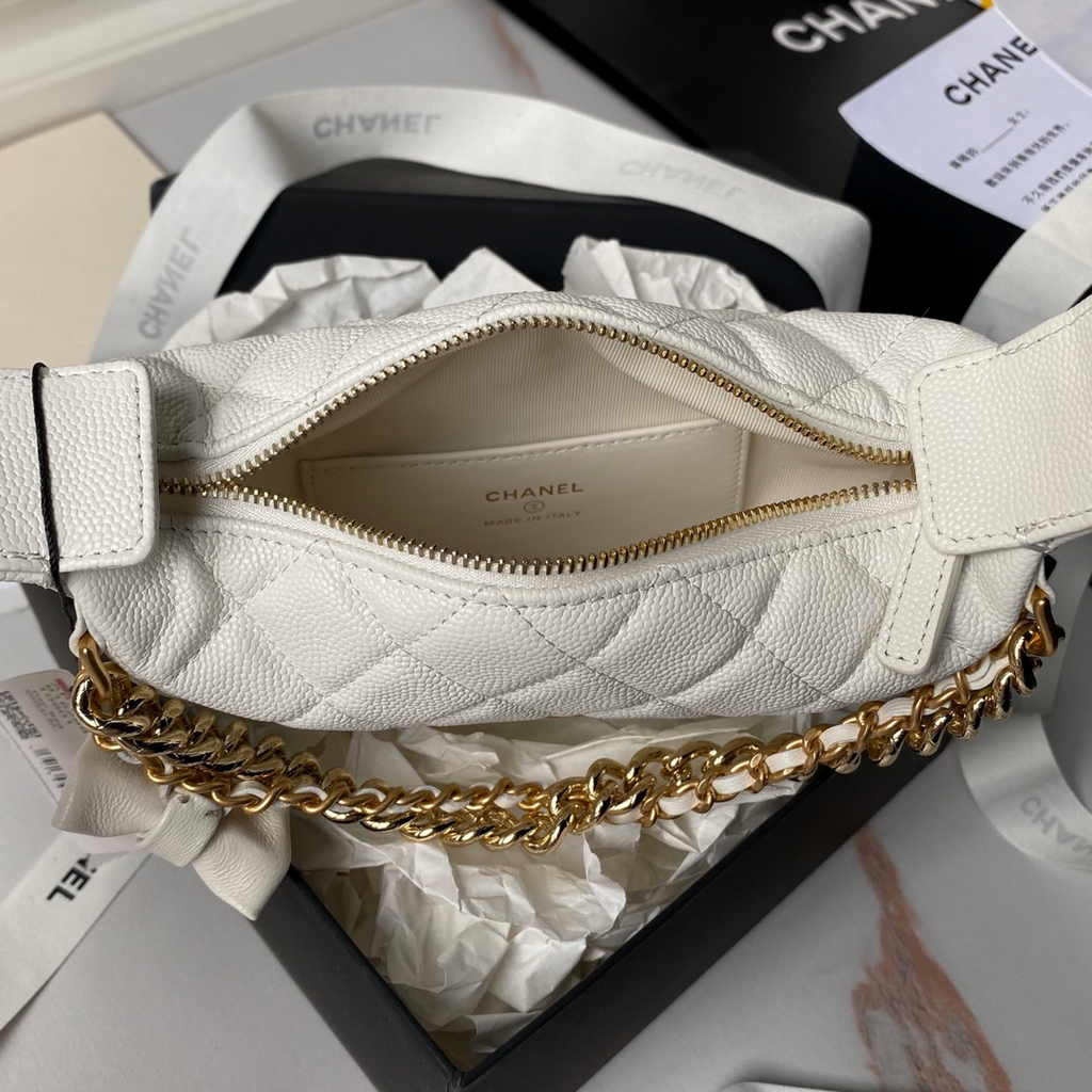 Chanel pouch grained shiny calfskin & gold-tone metal, AP3943 white