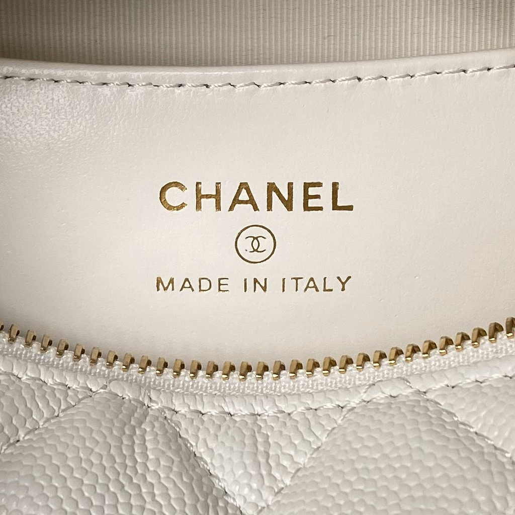 Chanel pouch grained shiny calfskin & gold-tone metal, AP3943 white