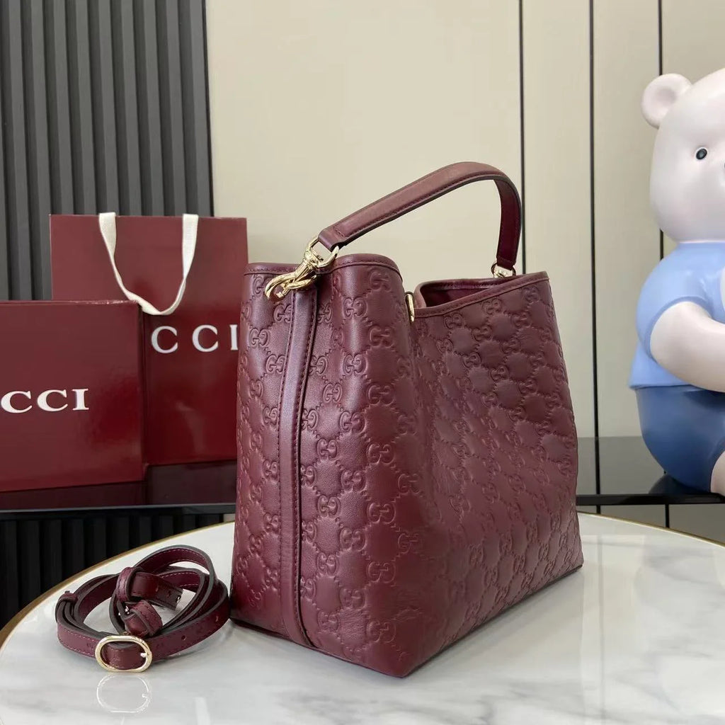 Gucci GG Emblem medium bucket bag ‎815103 in red leather