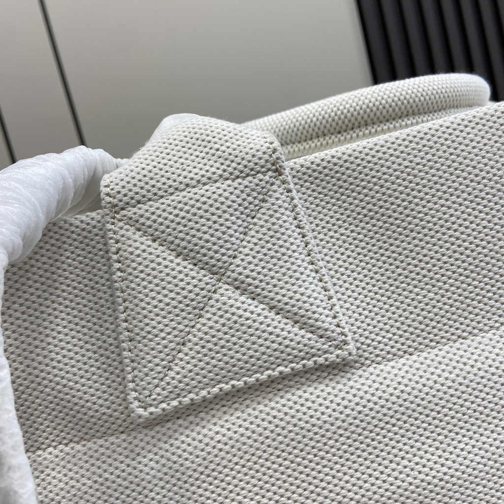 Gucci canvas tote bag with embossed detail 779510 in natural canvas