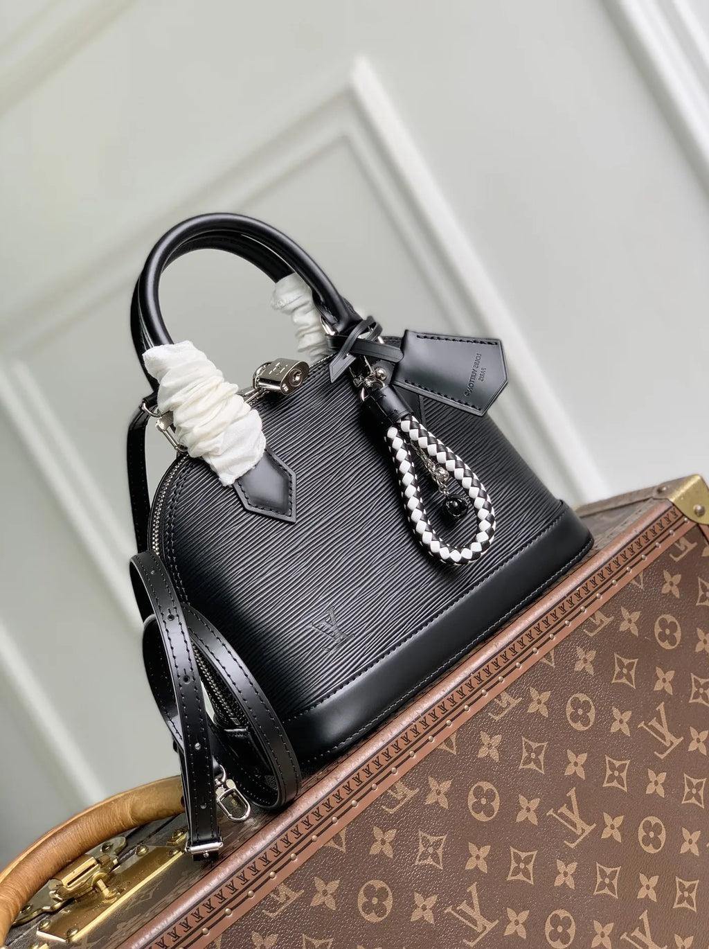 Louis Vuitton Alma BB Bag, M29125 Black Cowhide leather