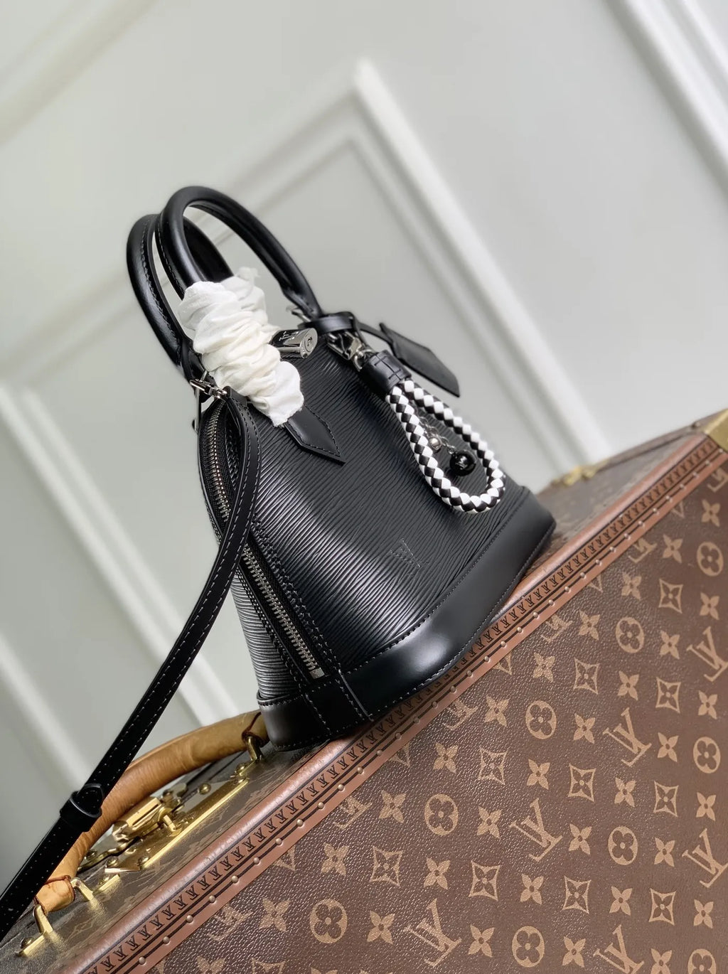 Louis Vuitton Alma BB Bag, M29125 Black Cowhide leather