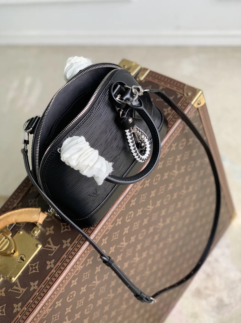 Louis Vuitton Alma BB Bag, M29125 Black Cowhide leather