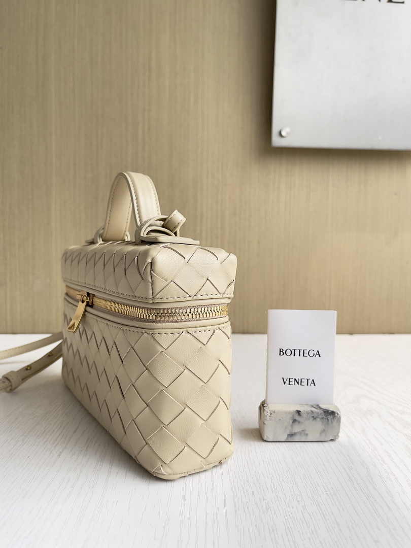 Bottega Veneta Bang Bang Vanity Case 789109 Beige