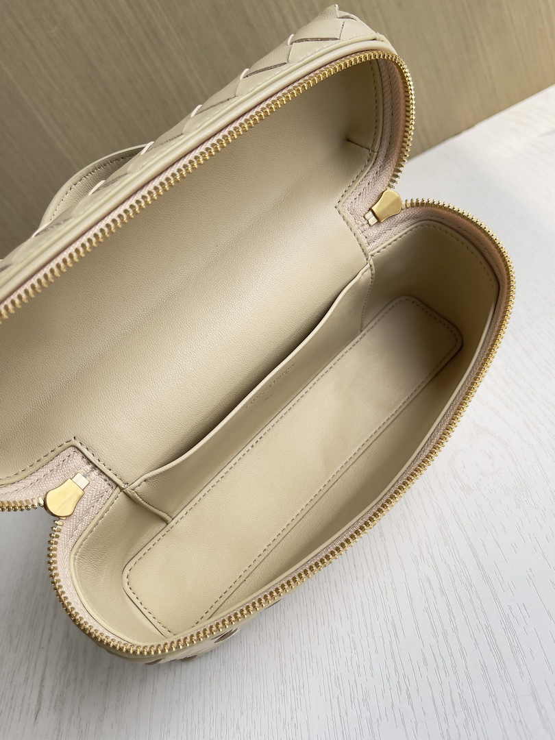 Bottega Veneta Bang Bang Vanity Case 789109 Beige