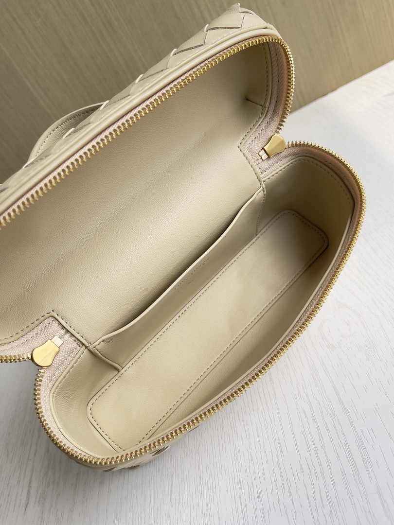 Bottega Veneta Bang Bang Vanity Case 789109 Beige