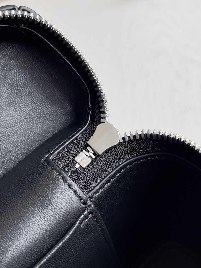 Bottega Veneta Bang Bang Vanity Case 789109 Black Silver