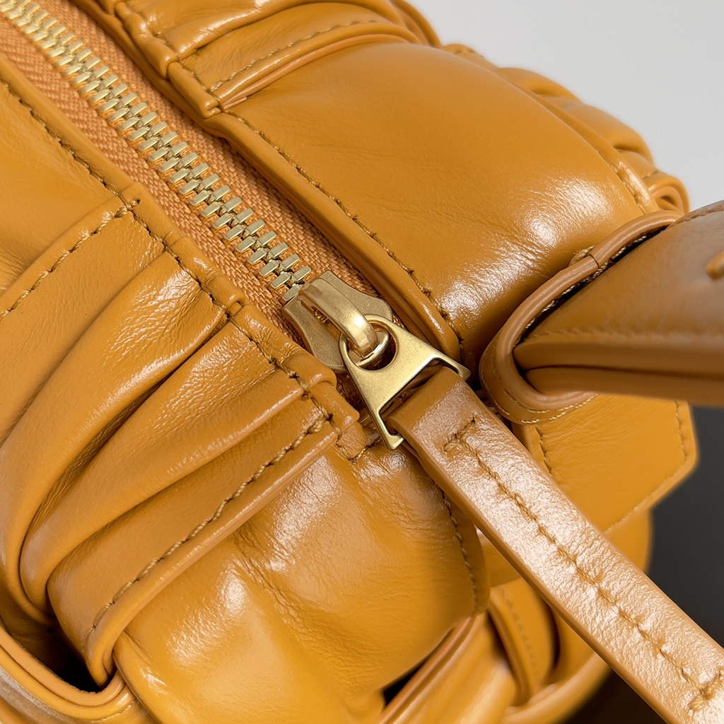 Bottega Veneta BV 717090 Brick Cassette In Tan