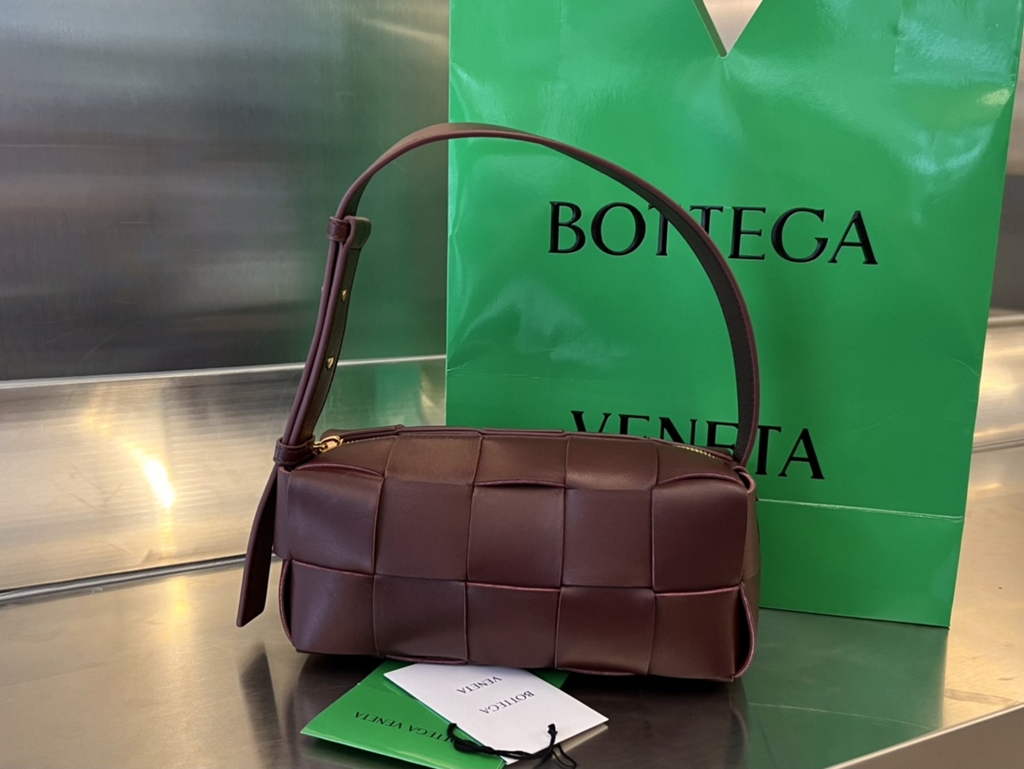 Bottega Veneta BV 729166 Small Brick Cassette In Wine Red