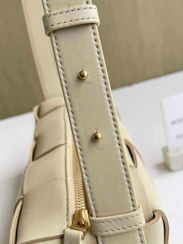 Bottega Veneta BV 729166 Small Brick Cassette In Beige