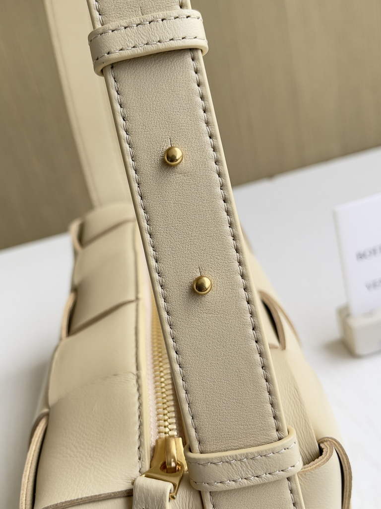 Bottega Veneta BV 729166 Small Brick Cassette In Beige