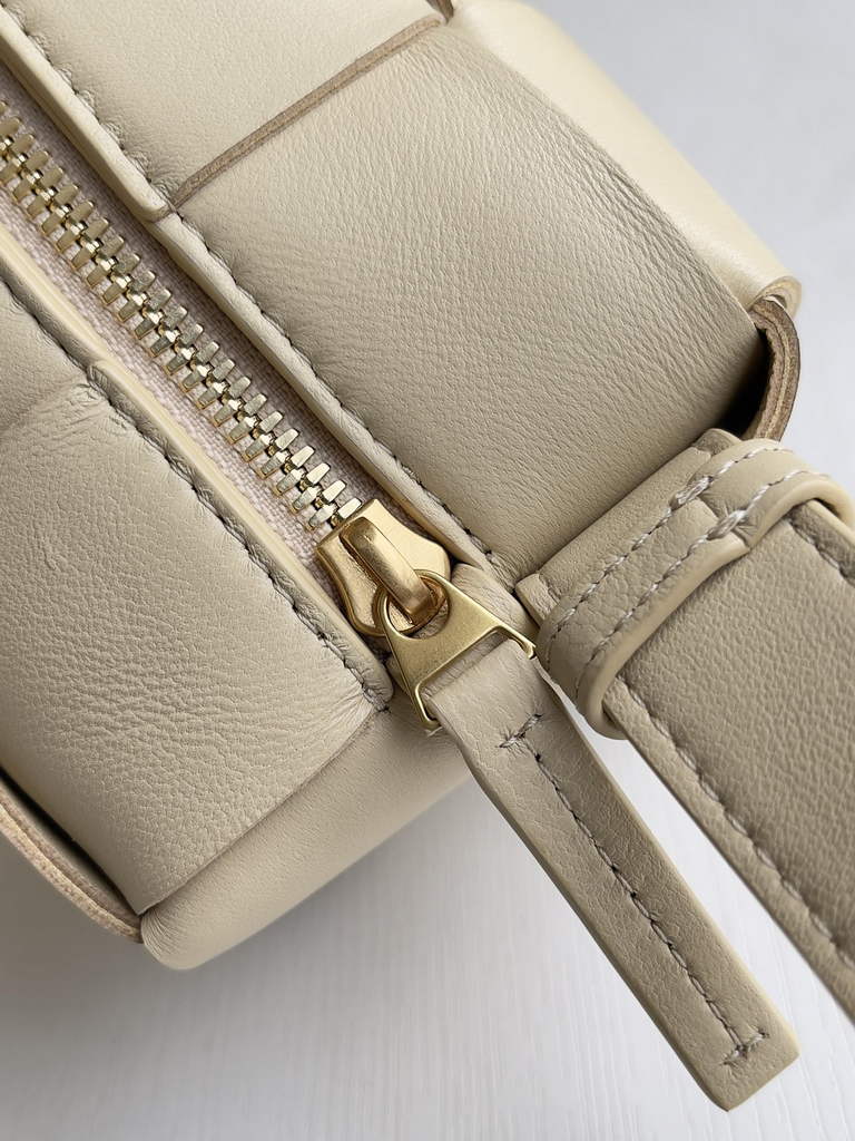 Bottega Veneta BV 729166 Small Brick Cassette In Beige