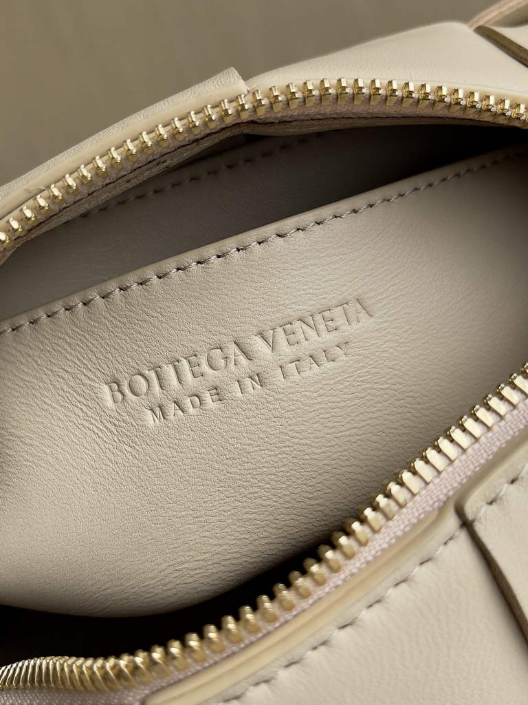 Bottega Veneta BV 729166 Small Brick Cassette In Beige