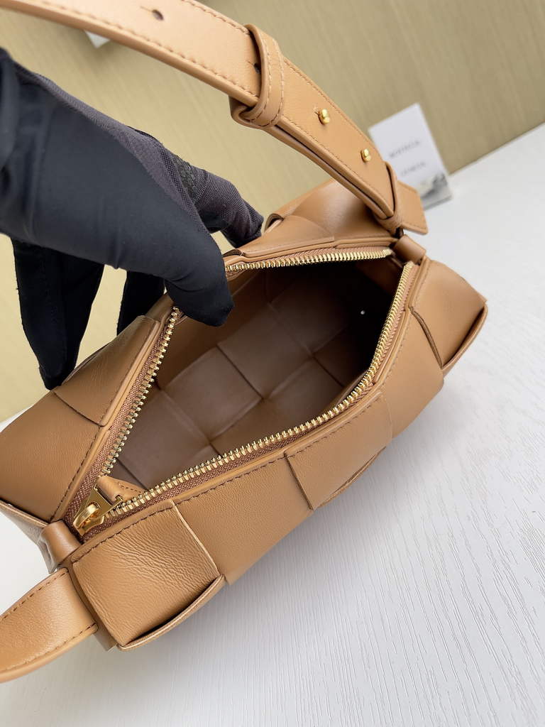 Bottega Veneta BV 729166 Small Brick Cassette In Tan