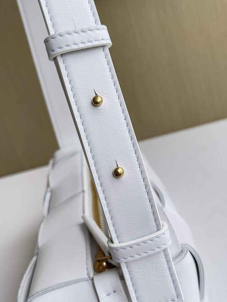 Bottega Veneta BV 729166 Small Brick Cassette In White