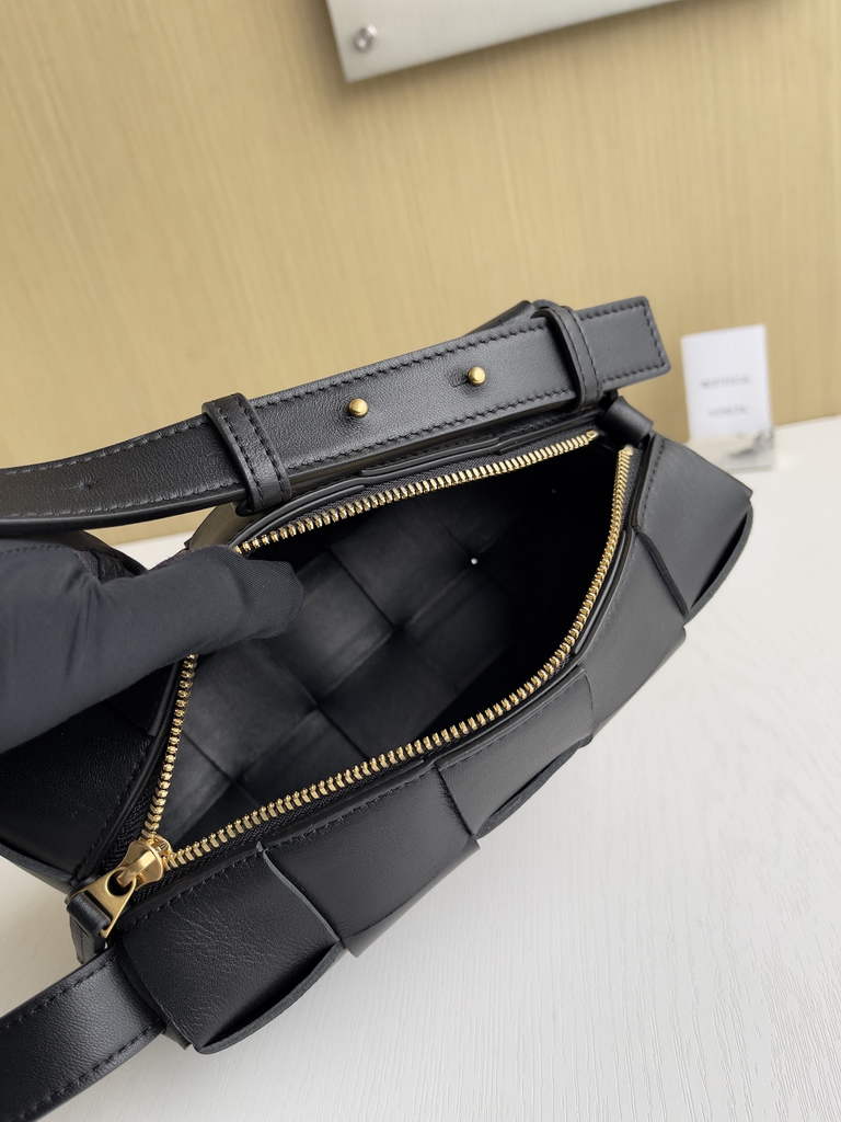Bottega Veneta BV 729166 Small Brick Cassette In Black