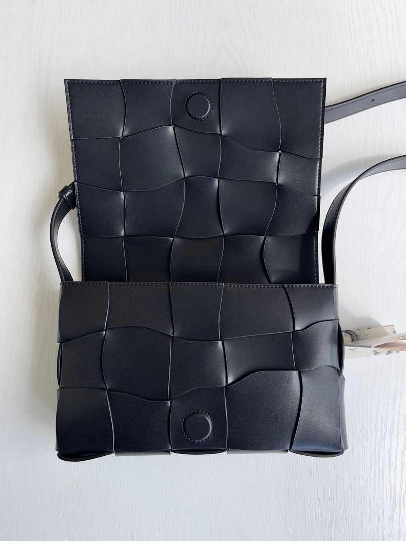Bottega Veneta Cassette 755161 Lambskin Black
