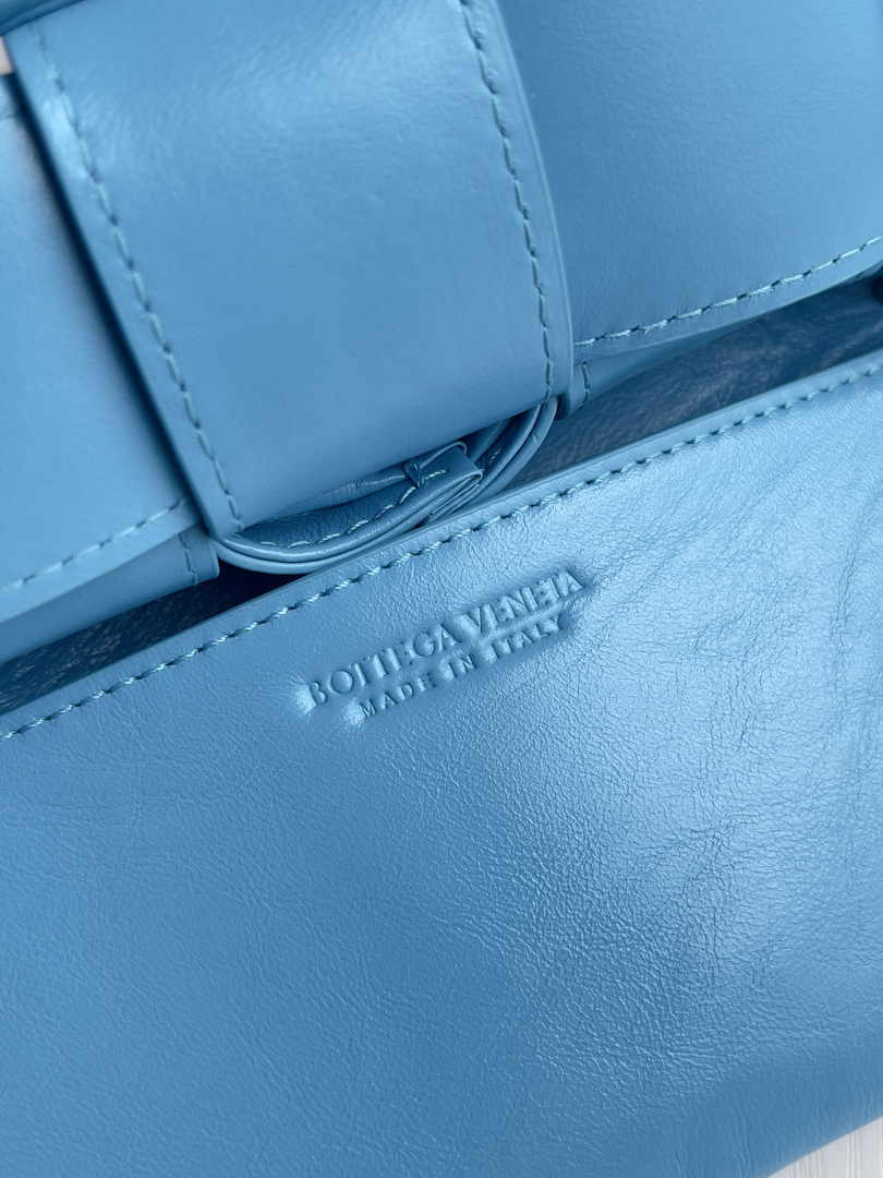 Bottega Veneta Cassette Bag 717089 Calfskin Blue