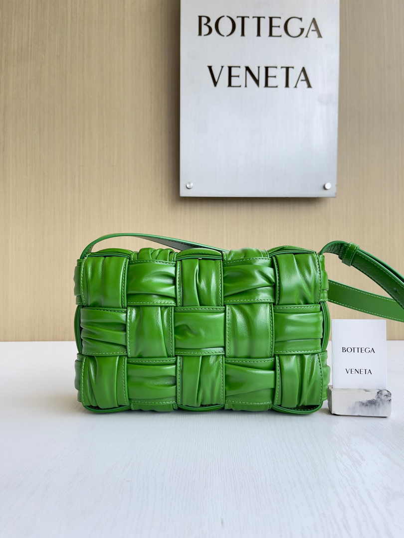 Bottega Veneta Cassette Bag 717089 Calfskin Green