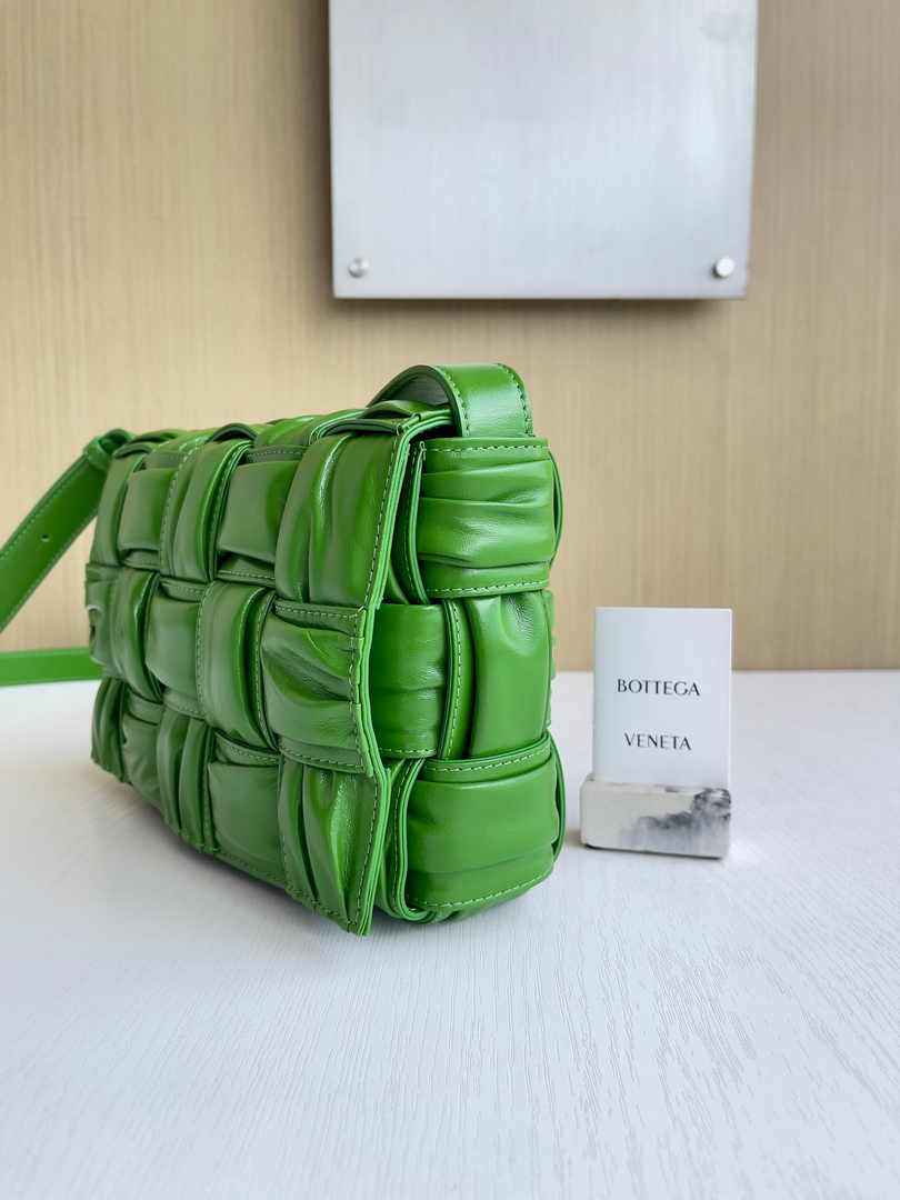 Bottega Veneta Cassette Bag 717089 Calfskin Green