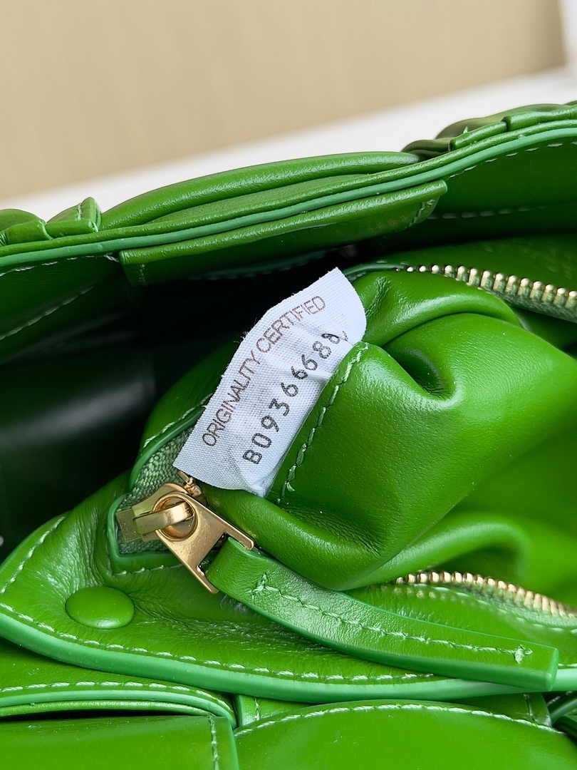 Bottega Veneta Cassette Bag 717089 Calfskin Green