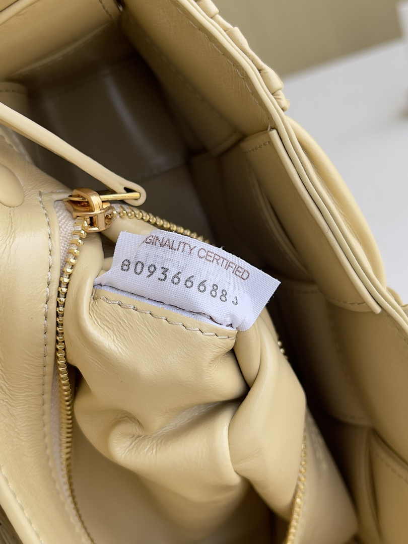 Bottega Veneta Cassette Bag 717089 Calfskin Apricot