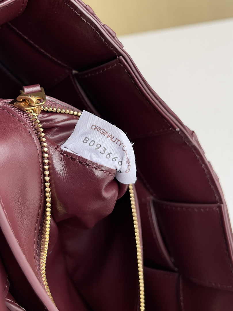 Bottega Veneta Cassette Bag 717089 Calfskin Wine Red