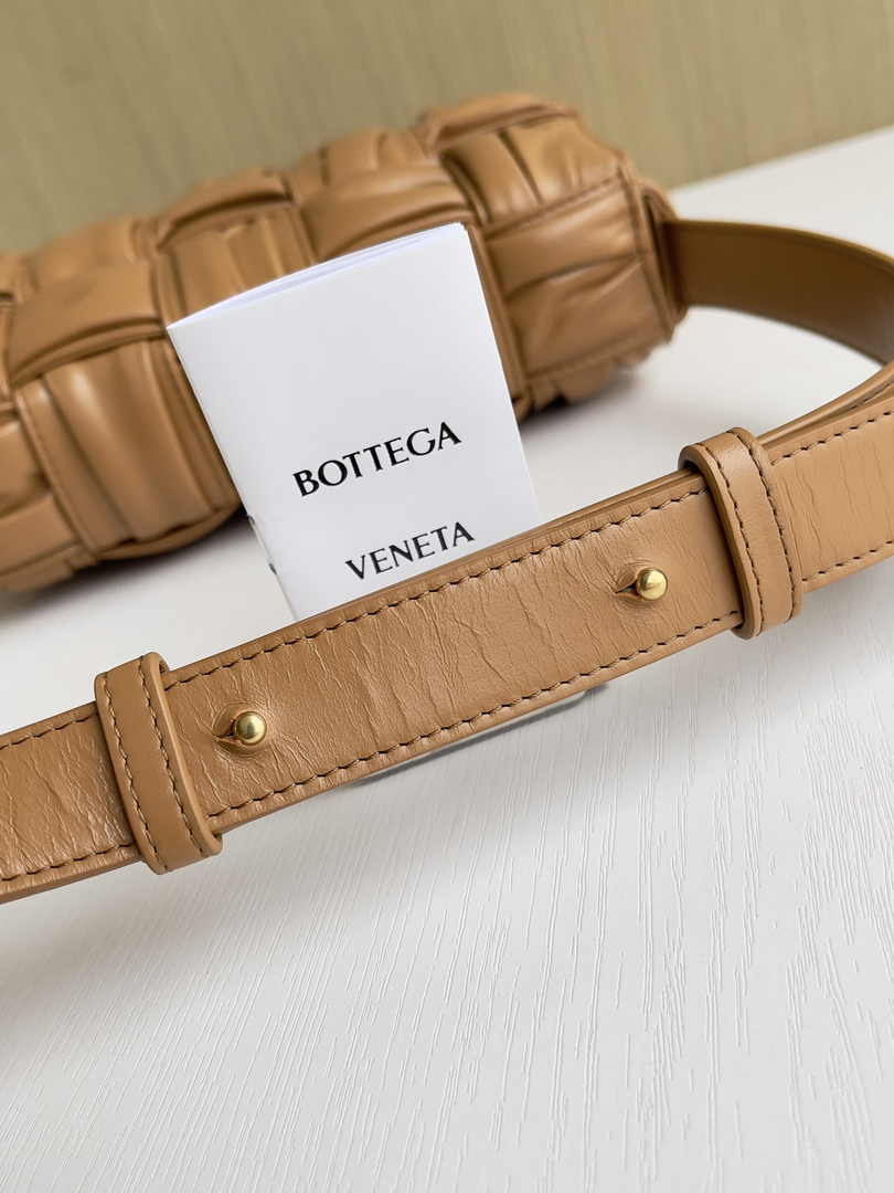 Bottega Veneta Cassette Bag 717089 Calfskin Tan
