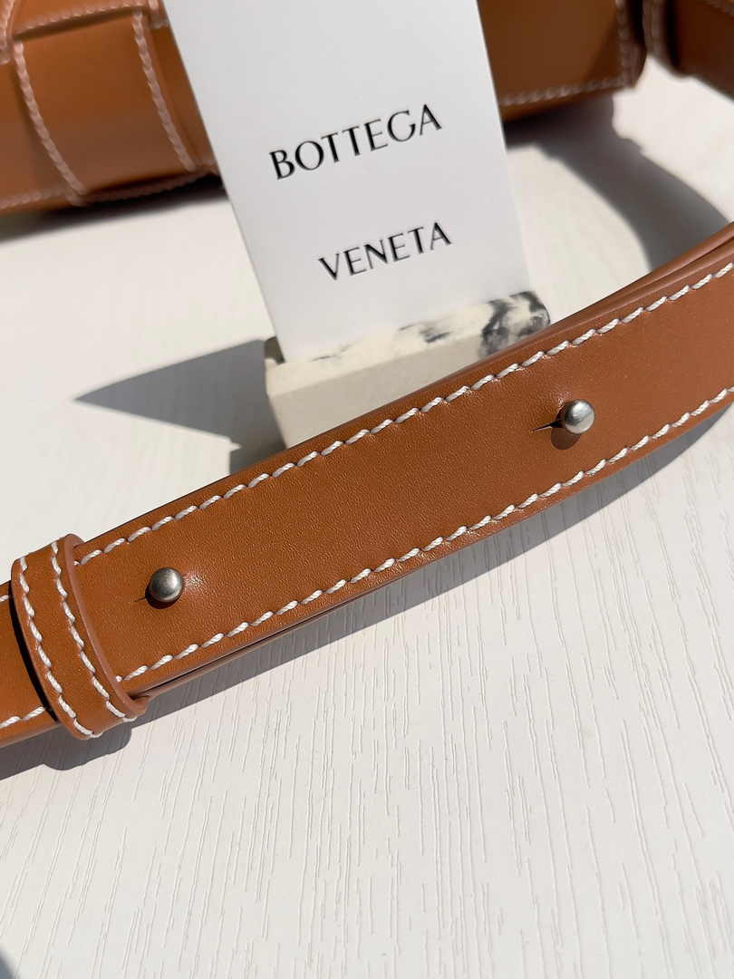 Bottega Veneta Cassette Bag 758105 Calfskin Brown