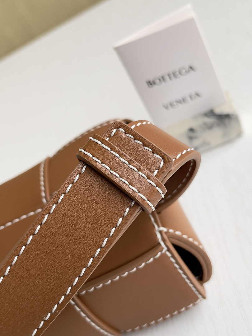 Bottega Veneta Cassette Belt Bag 738000 Lambskin Brown