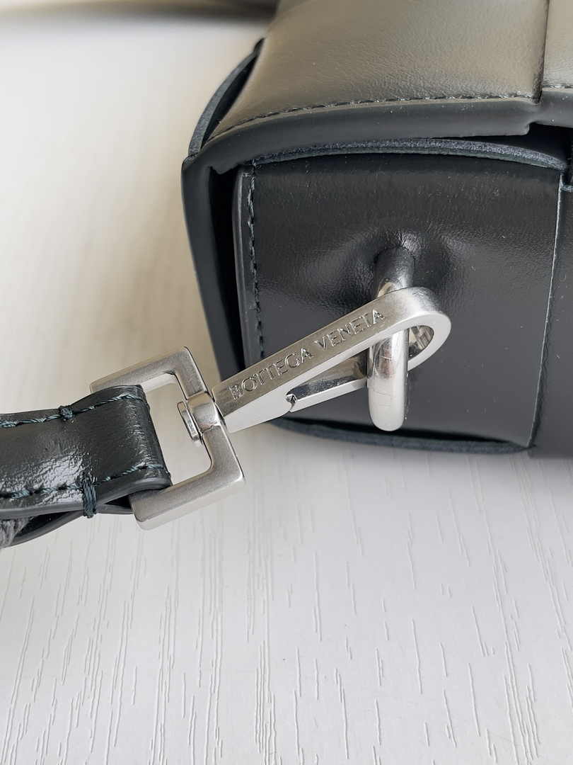 Bottega Veneta Cassette With Versatile Strap 741777 Calfskin Dark Green