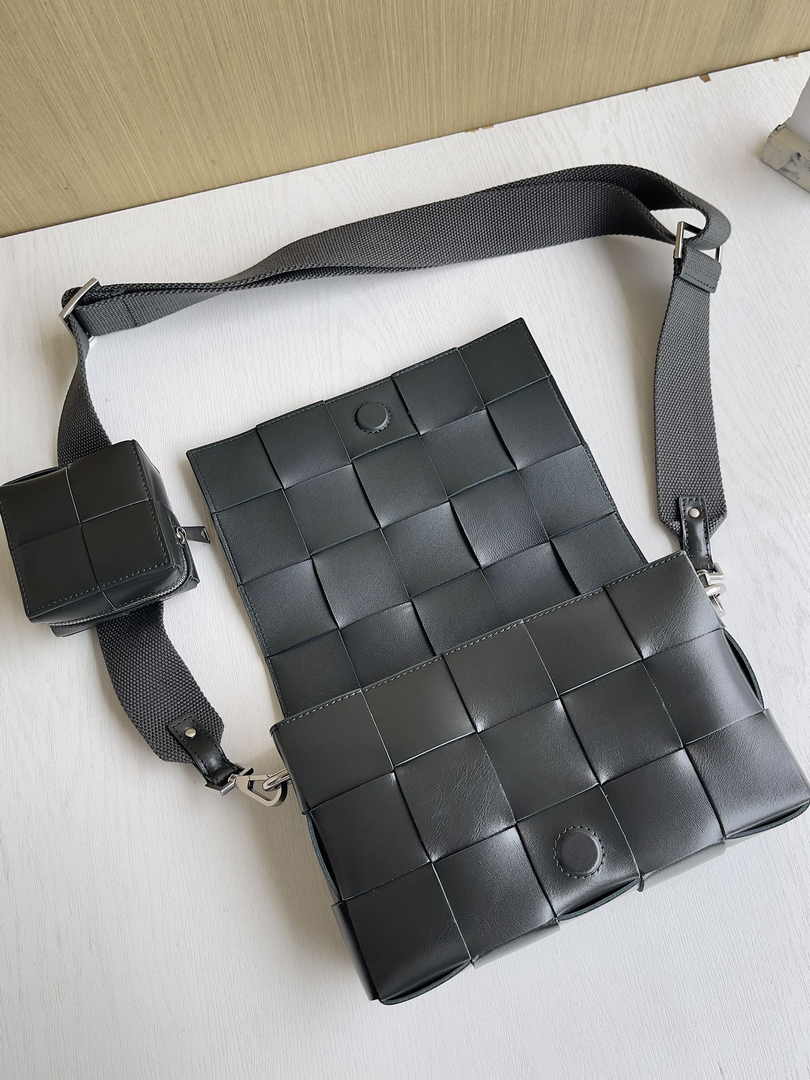 Bottega Veneta Cassette With Versatile Strap 741777 Calfskin Dark Green
