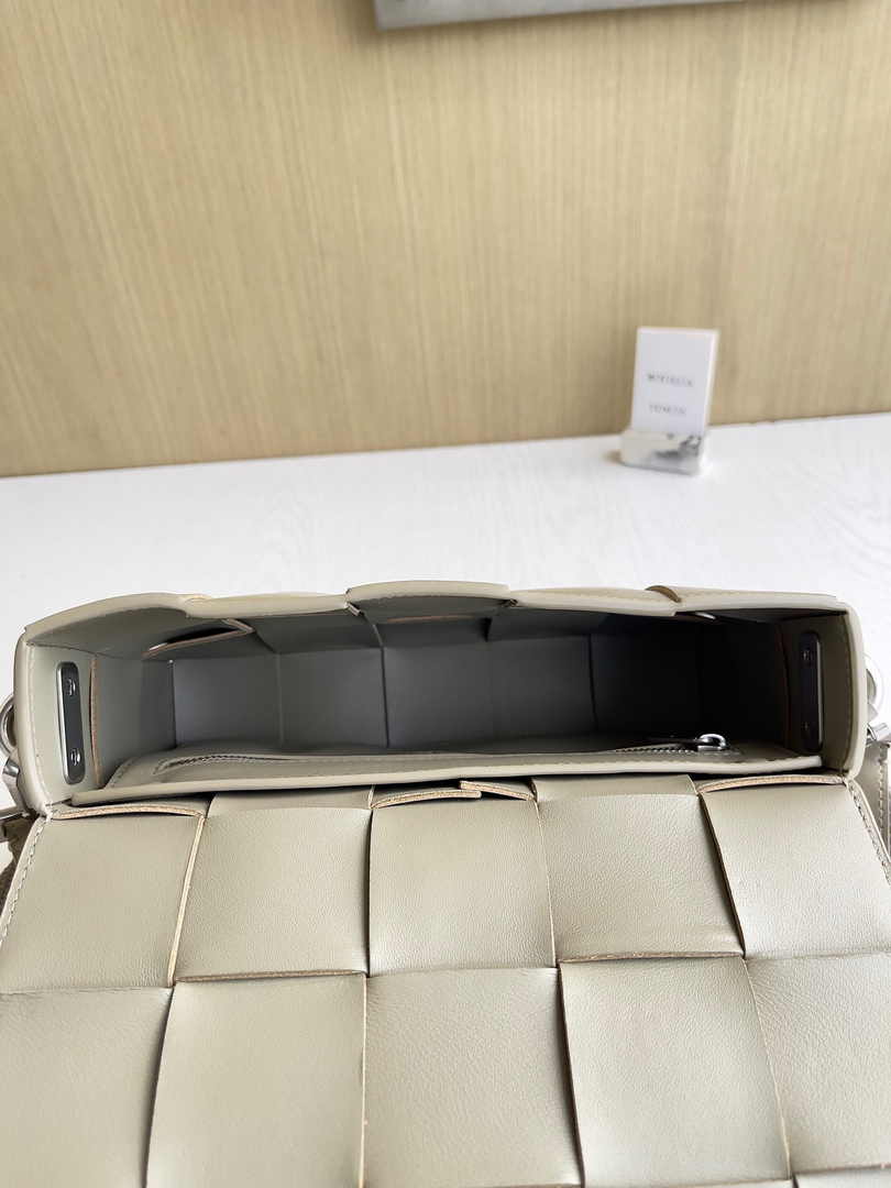 Bottega Veneta Cassette With Versatile Strap 741777 Calfskin Light Gray