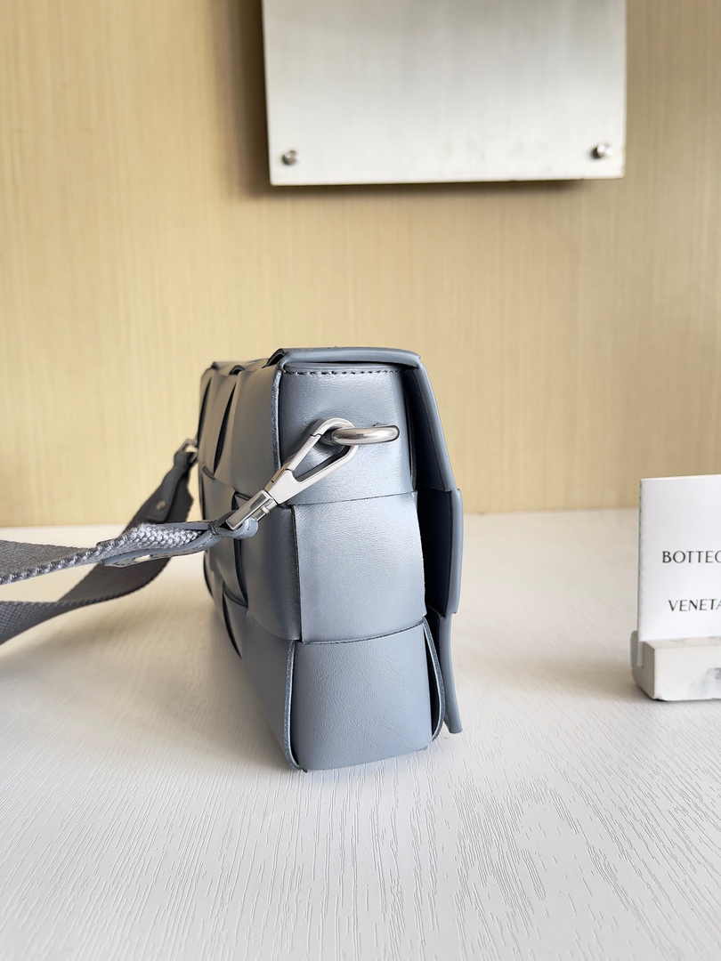 Bottega Veneta Cassette With Versatile Strap 741777 Calfskin Gray