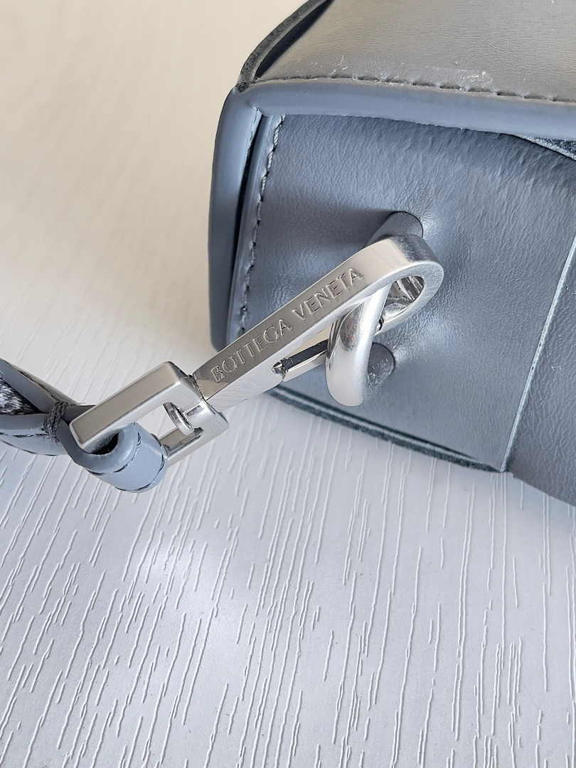 Bottega Veneta Cassette With Versatile Strap 741777 Calfskin Gray