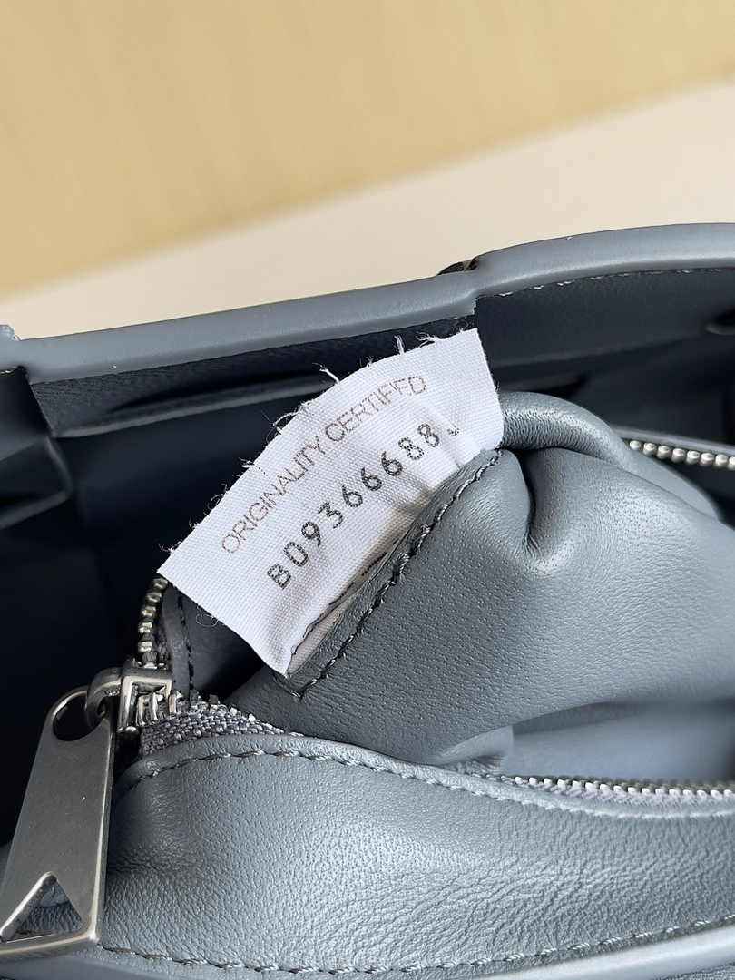 Bottega Veneta Cassette With Versatile Strap 741777 Calfskin Gray
