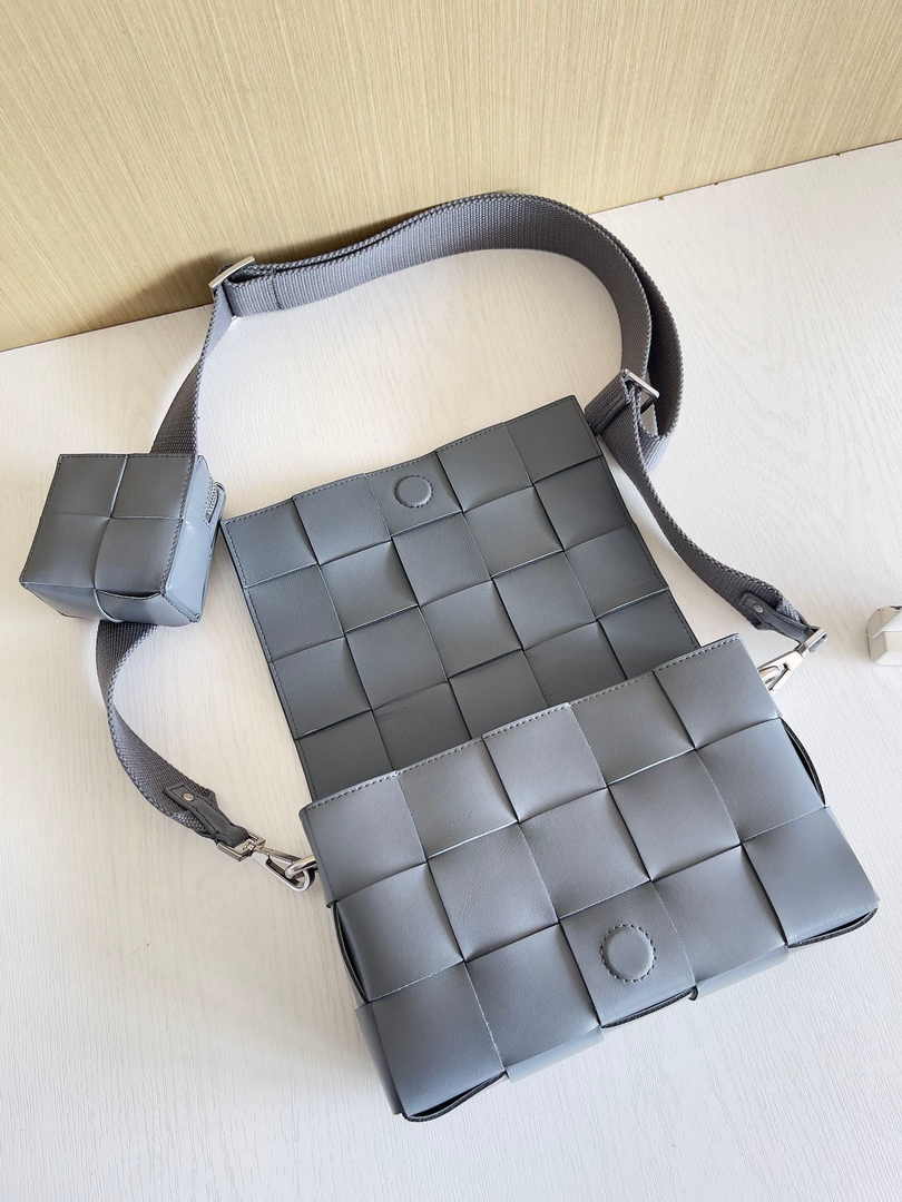 Bottega Veneta Cassette With Versatile Strap 741777 Calfskin Gray