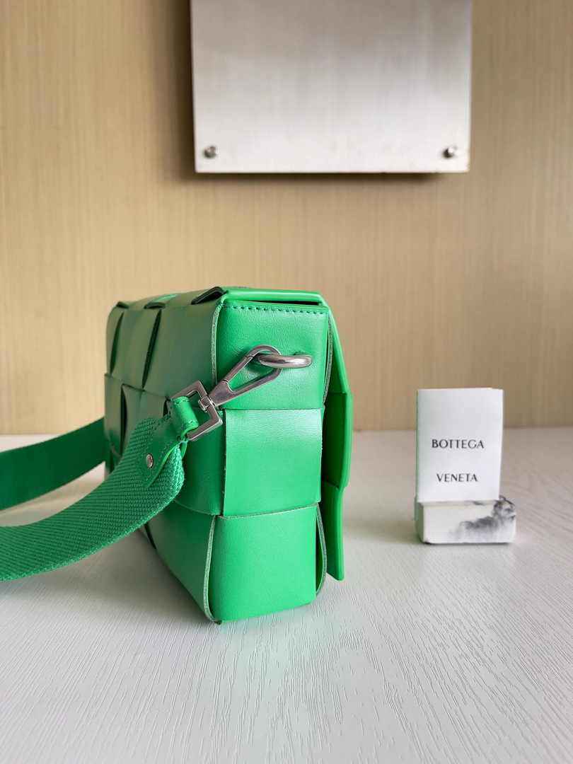 Bottega Veneta Cassette With Versatile Strap 741777 Calfskin Green