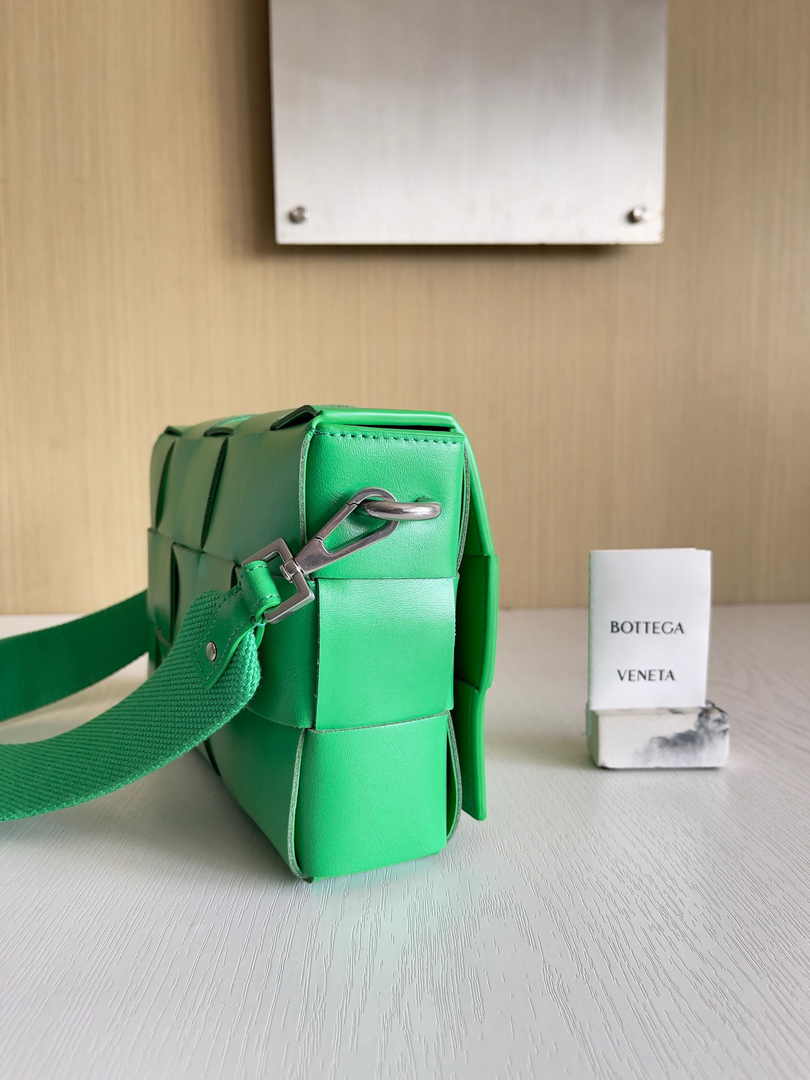 Bottega Veneta Cassette With Versatile Strap 741777 Calfskin Green