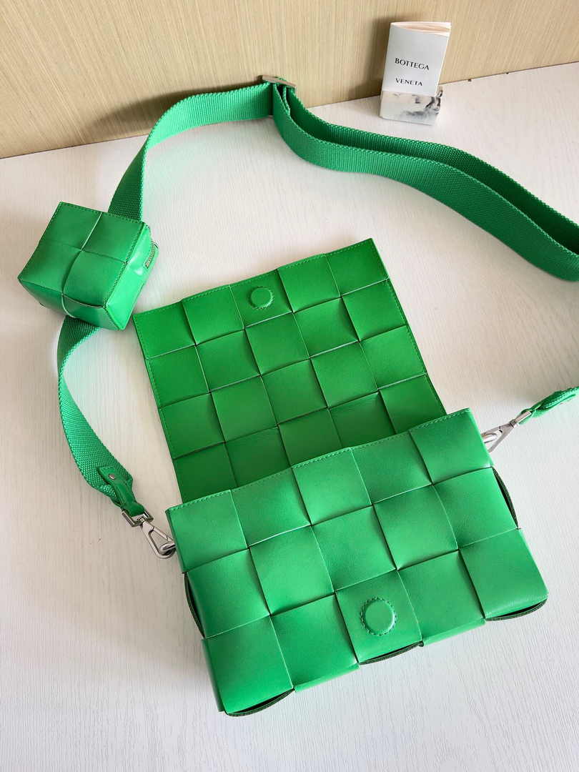 Bottega Veneta Cassette With Versatile Strap 741777 Calfskin Green